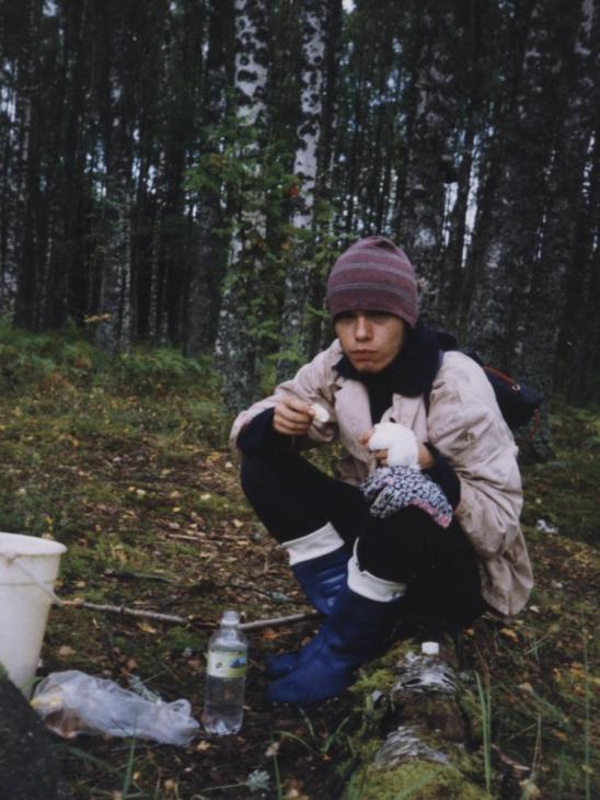 Талик на грибной охоте во время обеда, псковщина 1997